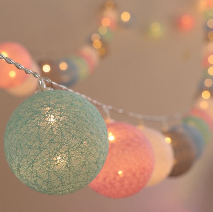 Bunte Lichterkette mit pastellfarbenen Kugeln, ideal für stimmungsvolle Dekoration.