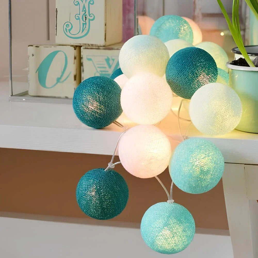 Lichterkette mit blauen und weißen Kugeln, dekorative Beleuchtung, Wohnzimmer, modern.
