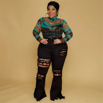Frau in modischer Kleidung, Leopardenmuster-Oberteil, zerrissene schwarze Jeans, Plus-Size-Mode.