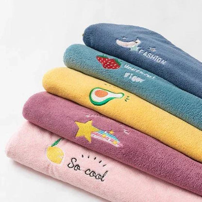 Bunte Mikrofaser-Haarhandtücher mit Stickereien, stapelbar, weich, saugfähig.