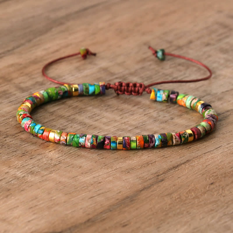 Bunte Perlenarmband aus Holz auf Holztisch, verstellbar, handgefertigt, modisches Accessoire.