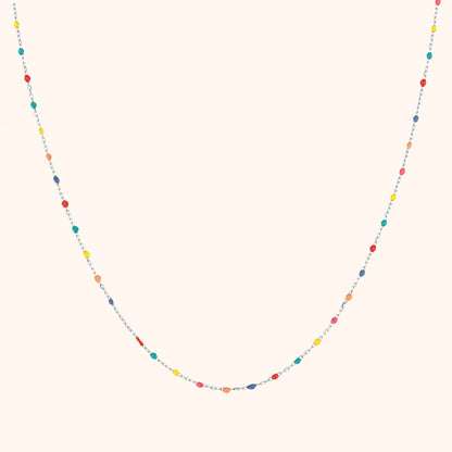 Bunte Halskette aus Edelsteinen, filigranes Design, modisches Schmuckstück für Damen.