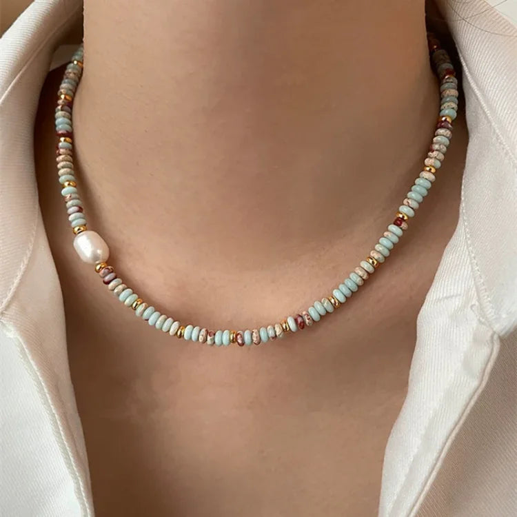 Halskette mit bunten Perlen und weißer Perle, Damenmode, Schmuck, elegant, modisch.
