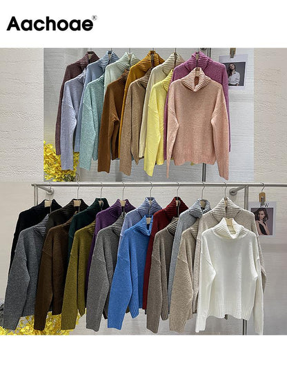 Mehrfarbige Rollkragenpullover aus Strick, Damenmode, Herbstkollektion, auf Kleiderstange.