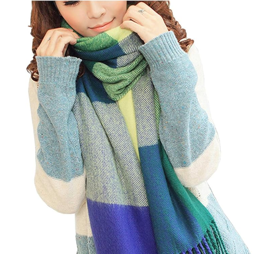 Frau mit blau-grünem Schal, gestrickter Pullover, Wintermode, Accessoire, warm, stilvoll.