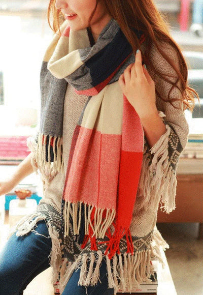 Frau mit buntem Schal, Fransen, Wintermode, rot-blau, gemütlich, stilvoll, warm, Accessoire