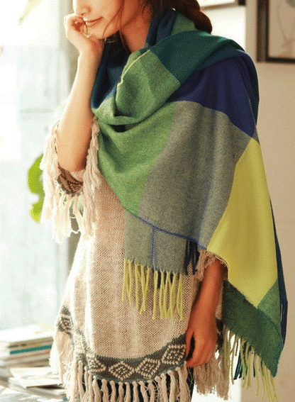 Frau mit grün-blauem Schal, Fransen, modisch, Herbst, Damenaccessoire, gemütlich, elegant.