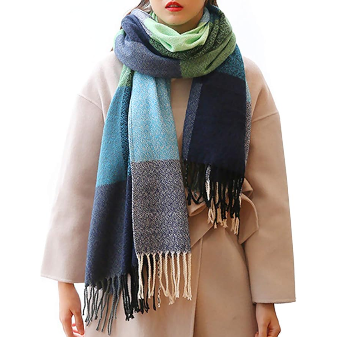 Frau mit blau-grünem kariertem Schal aus Wolle, modisches Winteraccessoire.