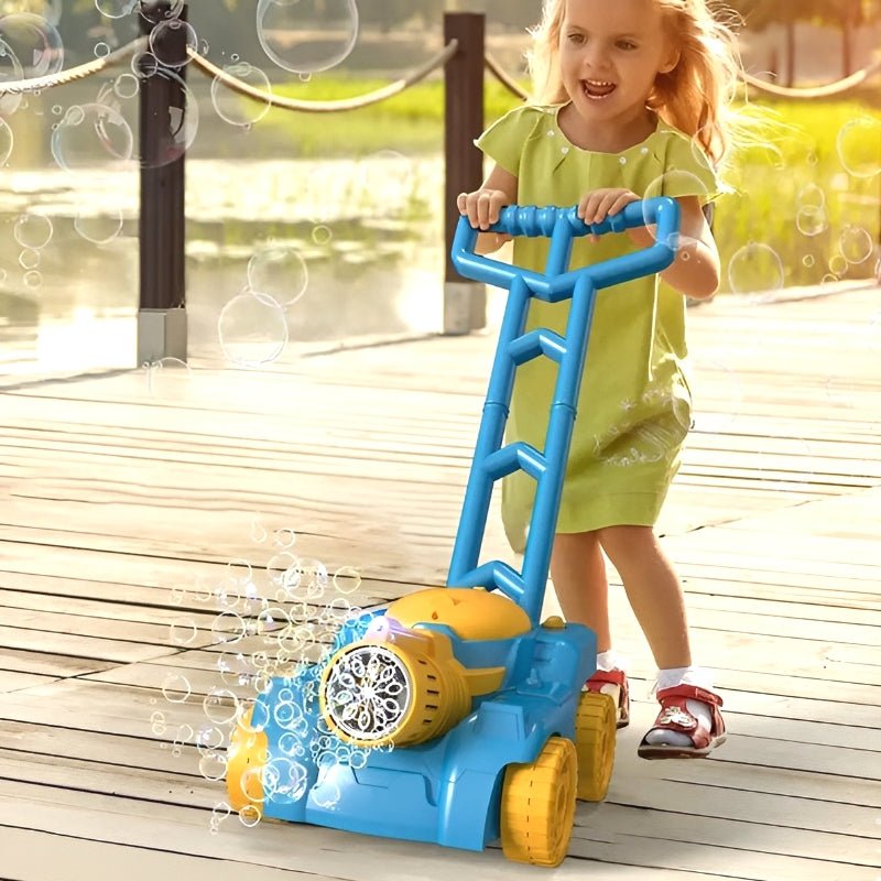 Mädchen mit blauem Seifenblasen-Rasenmäher-Spielzeug auf Holzterrasse.