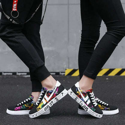 Bunte Sneaker mit Graffiti-Design, Unisex, lässig, Straßenmode, schwarze Hose, Asphalt.
