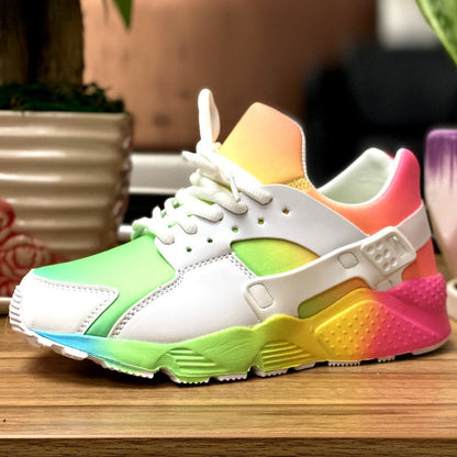 Bunte Sneaker, weiß mit Regenbogenverlauf, Turnschuhe, modisch, Unisex, Freizeit, Sport.