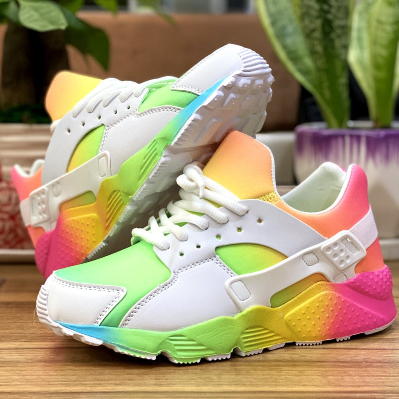 Weiße Sneaker mit buntem Farbverlauf, Turnschuhe, modisch, bequem, Unisex, Freizeit.