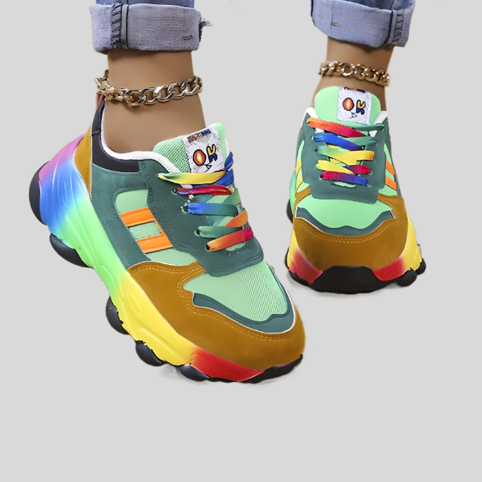 Bunte Sneaker mit Regenbogenfarben, Damenmode, Freizeitschuhe, trendige Turnschuhe.