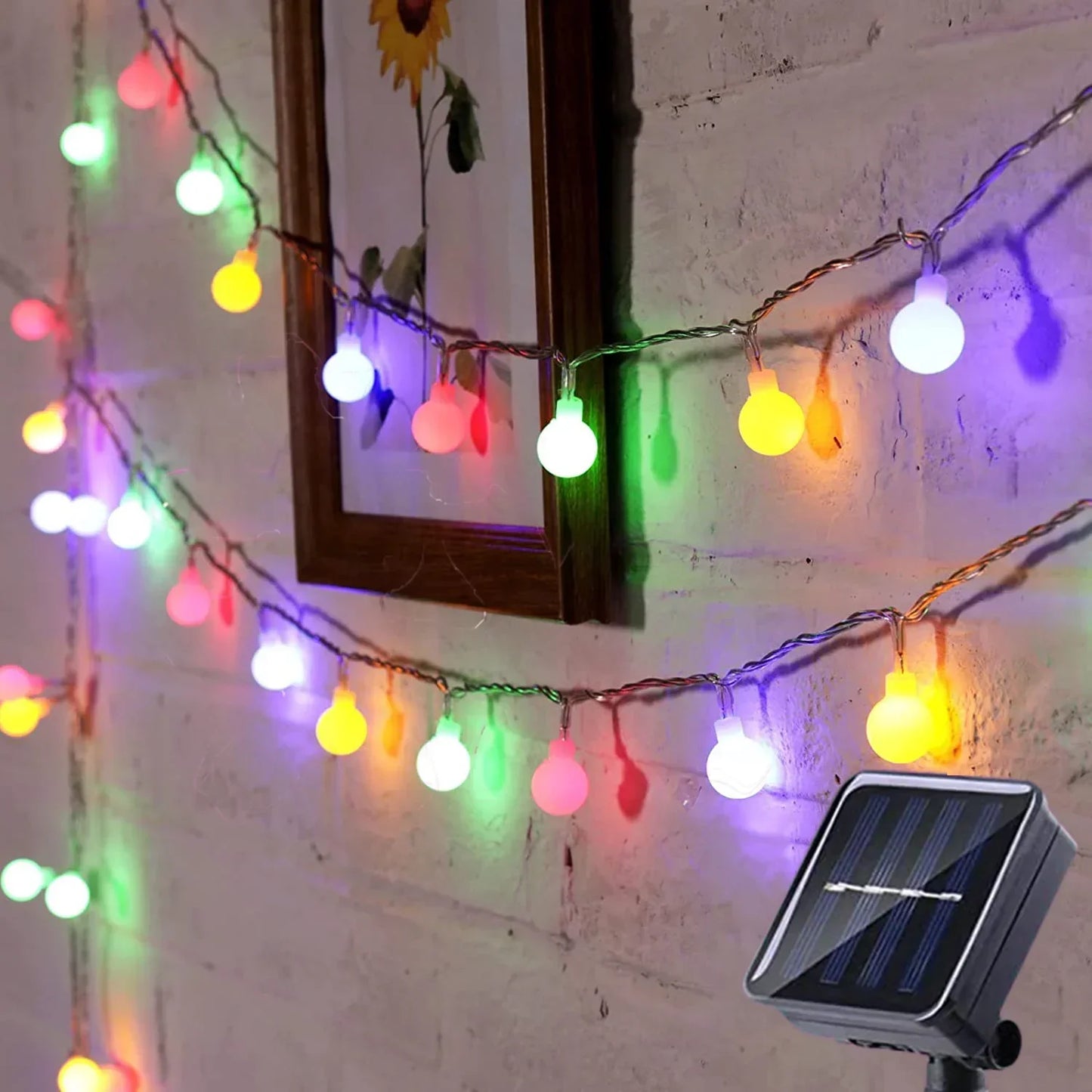 Bunte LED-Lichterkette mit Solarpanel, dekorative Beleuchtung für Innen- und Außenbereich.