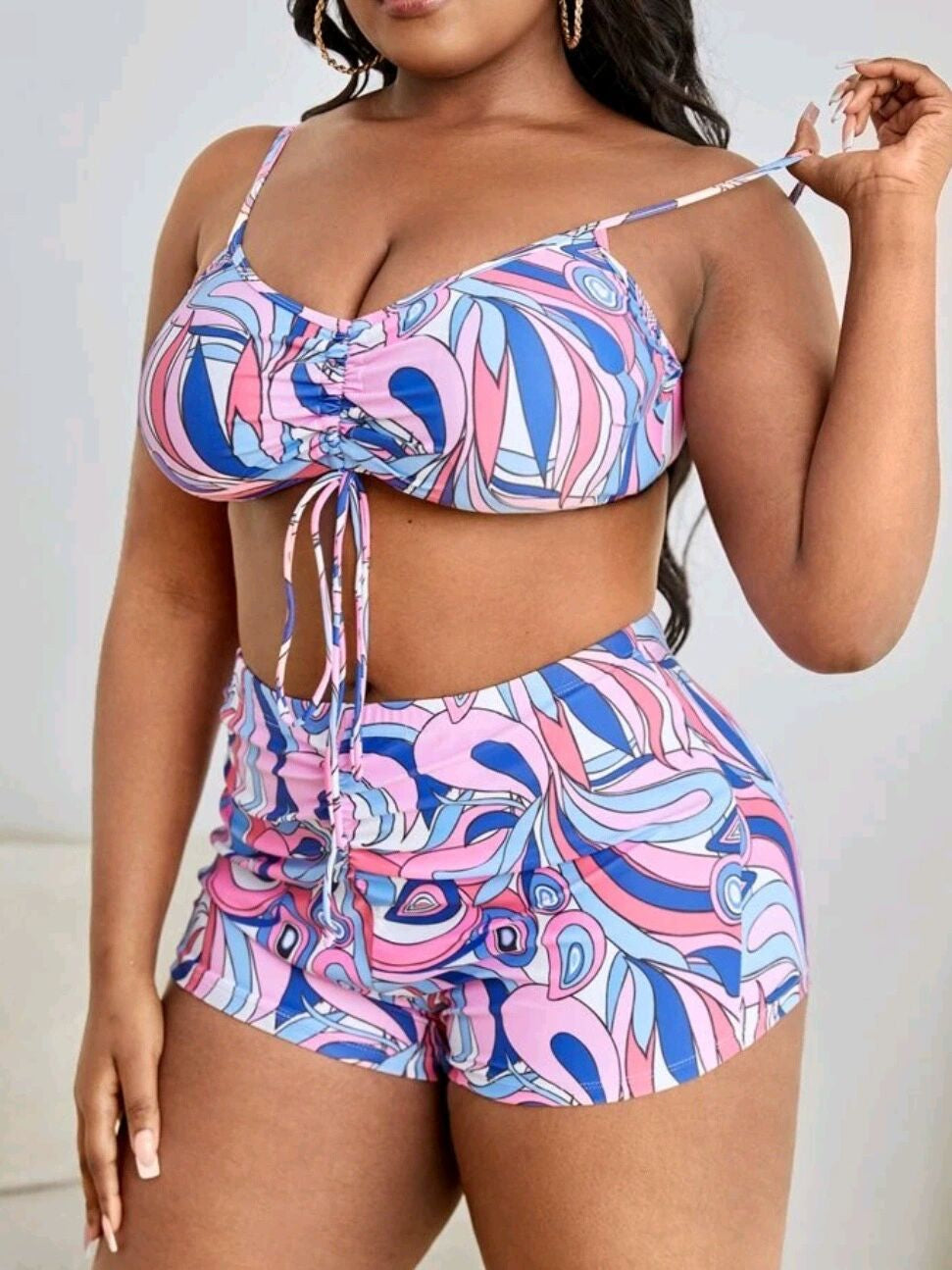 Frau in bunter, gemusterter Bademode, rosa-blau, zweiteilig, Sommermode, Plus-Size.