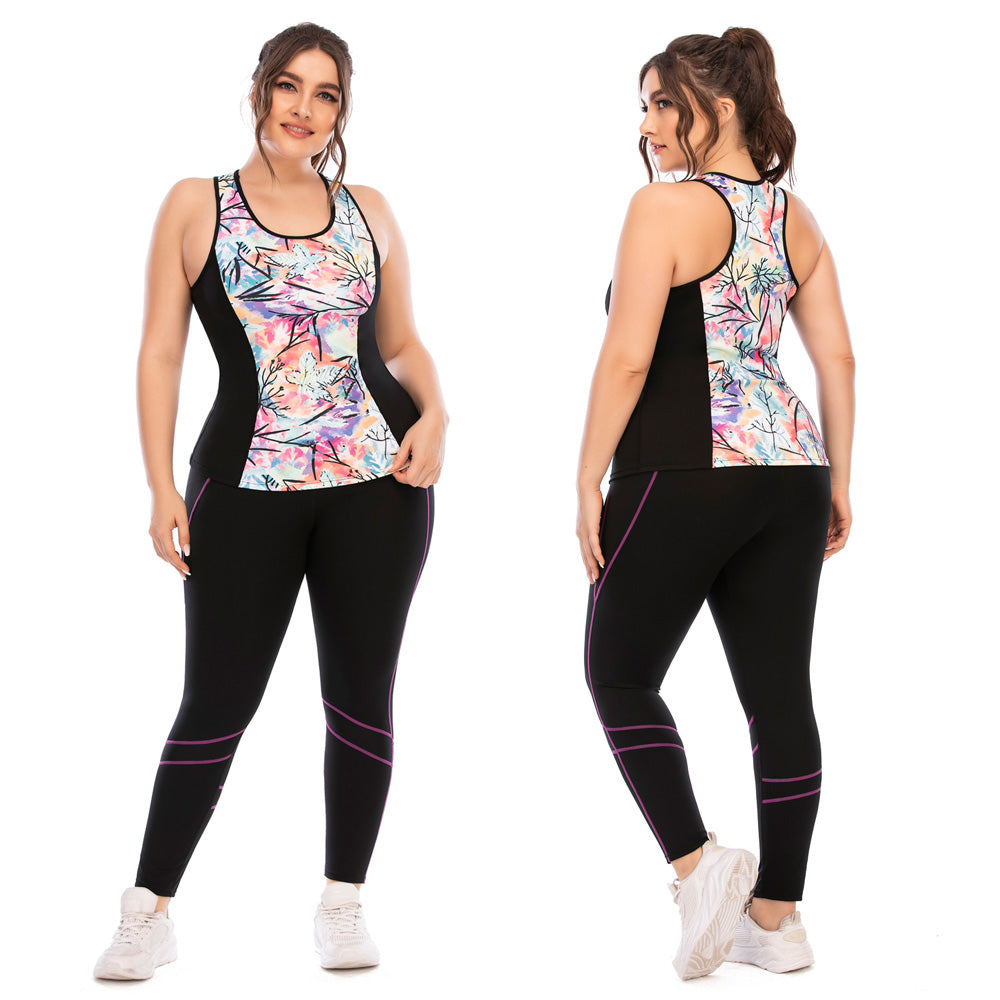 Frau in bunter Sportbekleidung, Tanktop und Leggings, Fitnessmode, Vorder- und Rückansicht.