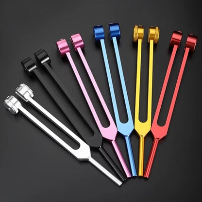 Bunte Aluminium-Stimmgabeln, 7-teiliges Set, Musik-Therapie, Schwarz, Silber, Rot, Blau, Gold.