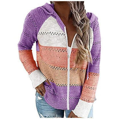 Frau in gestreifter Strickjacke mit Kapuze, lila, orange, weiß, Reißverschluss, Freizeitmode.