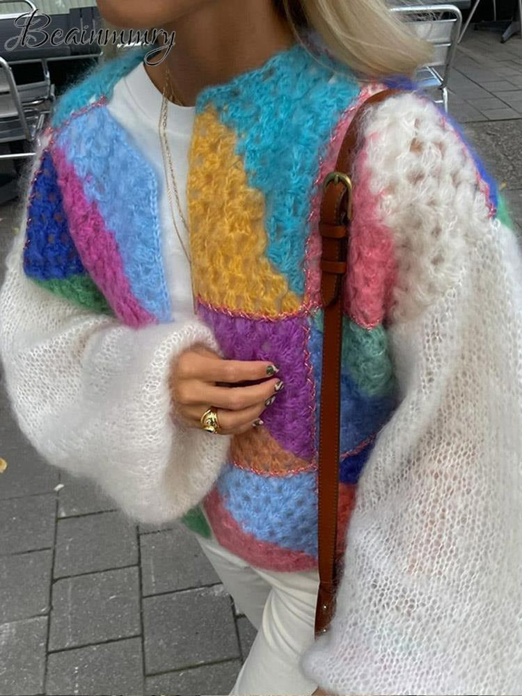 Frau in buntem Strickpullover, Patchwork-Design, draußen, modisch, Herbstmode.