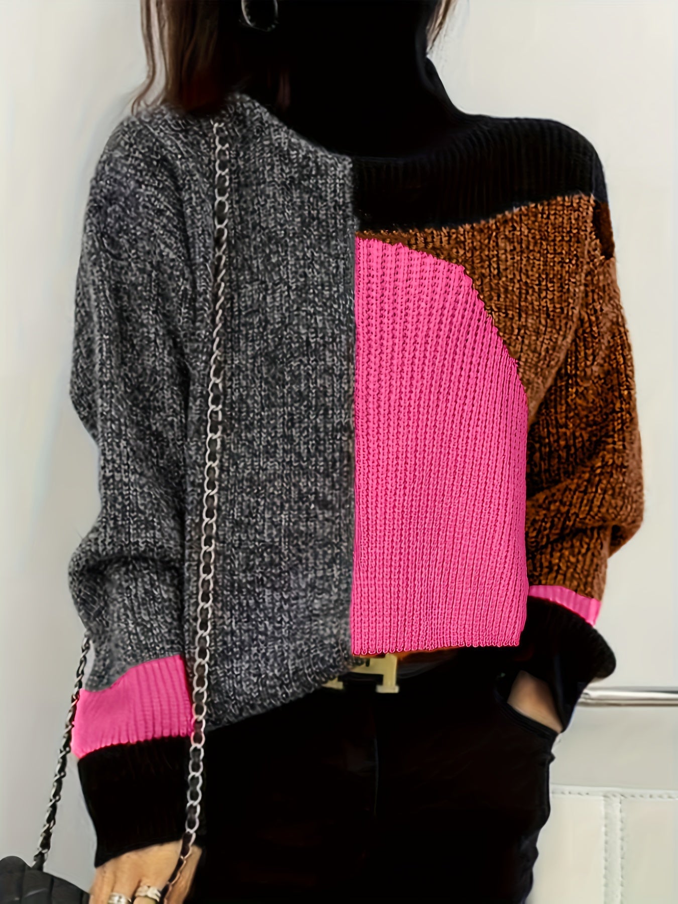Farbblock-Pullover Damen, grau-pink-braun, Strick, modisch, Herbstmode, Kettendetail.