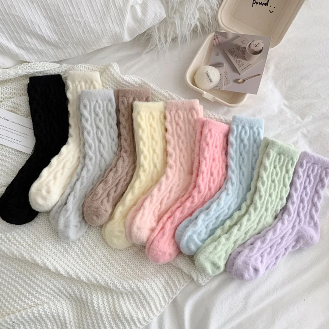 Bunte gestrickte Socken aus Wolle, weiche Pastellfarben, gemütlich, modisch, Damenbekleidung.
