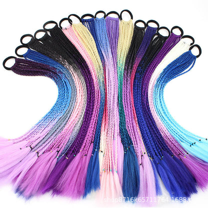 Bunte synthetische Haarverlängerungen, geflochten, in verschiedenen Farben, für Cosplay und Styling.