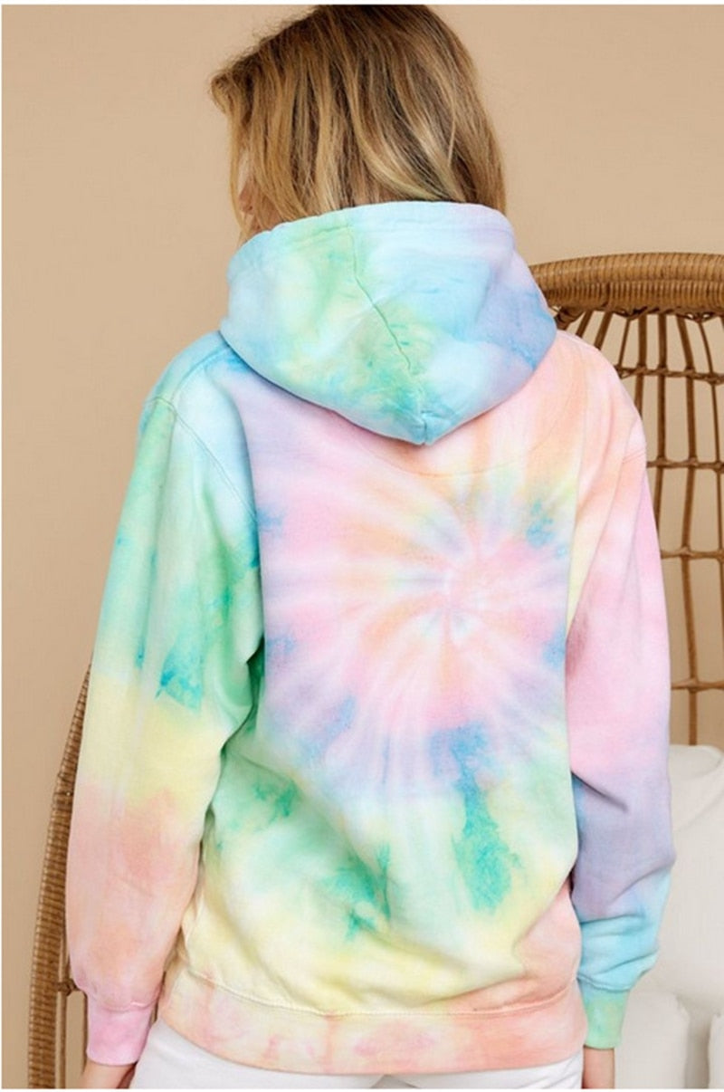 Frau in pastellfarbenem Batik-Hoodie aus Baumwolle, Rückansicht, modisch, bequem.