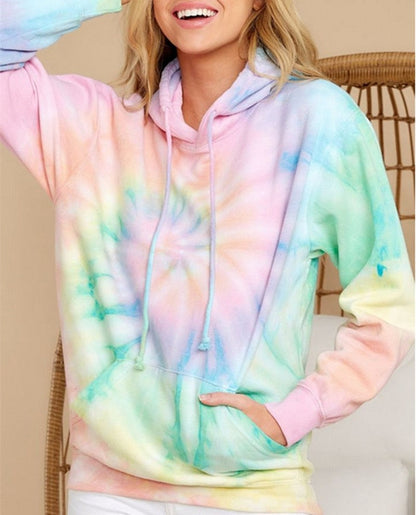 Frau in pastellfarbenem Batik-Hoodie, Kapuzenpullover, Freizeitmode, Baumwolle, lässig.