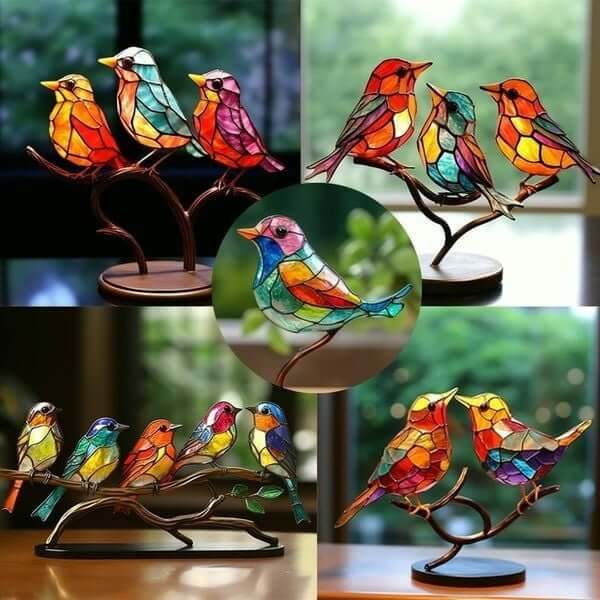 Bunte Glasvögel auf Zweigen, dekorative Skulpturen, handgefertigt, Wohnzimmerdekoration.