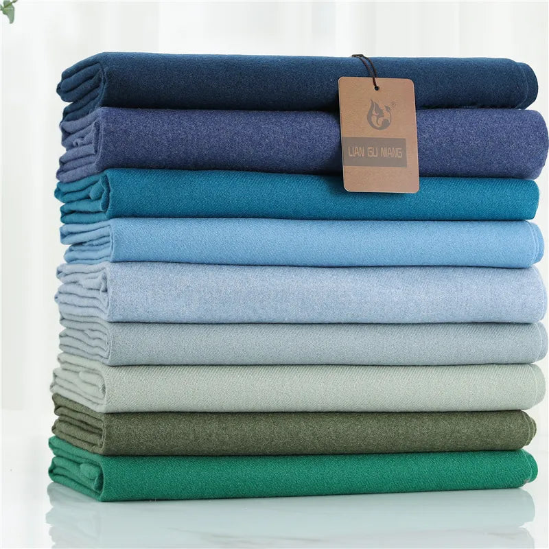 Gestapelte bunte Wollstoffe, verschiedene Blautöne, Textilien, Nähmaterial, Heimdekoration.