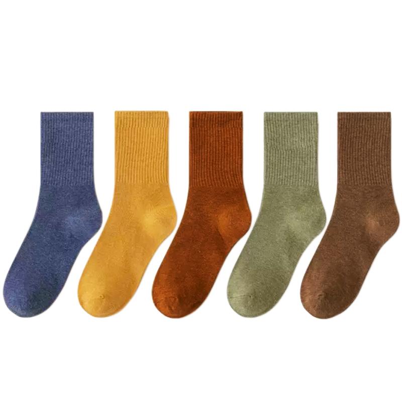 Fünf Paar bunte Wollsocken in Blau, Gelb, Orange, Grün und Braun auf weißem Hintergrund.