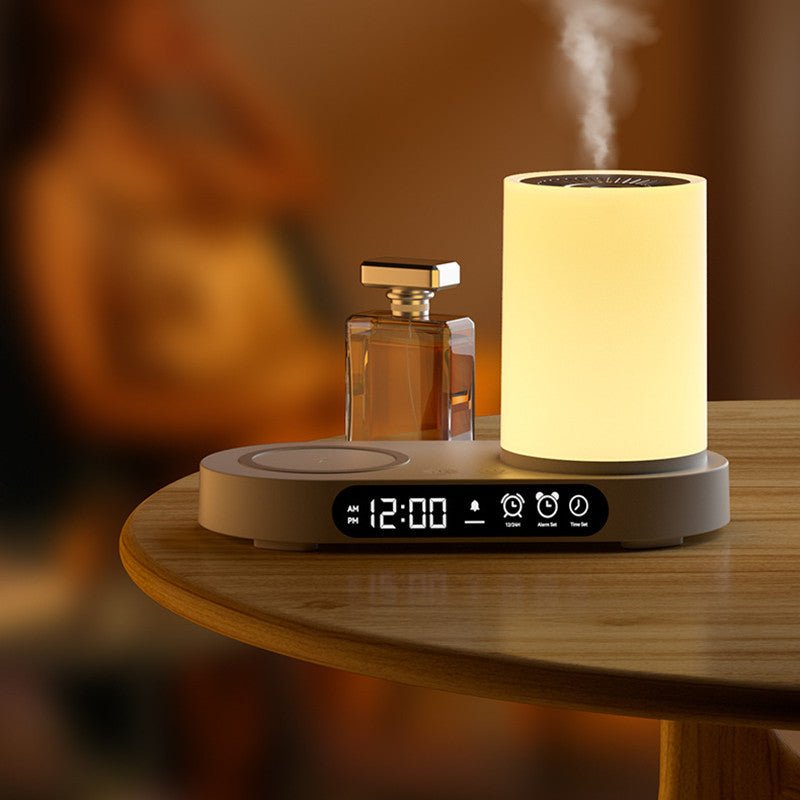 Bunter Aroma-Diffuser mit Uhr auf Holztisch, modernes Design, LED-Beleuchtung, Raumduft.