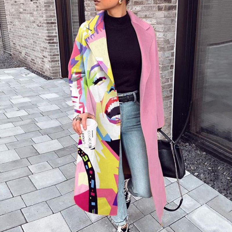 Frau in rosa Mantel mit Pop-Art-Design, schwarze Tasche, Jeans, Kaffeebecher, Straße.