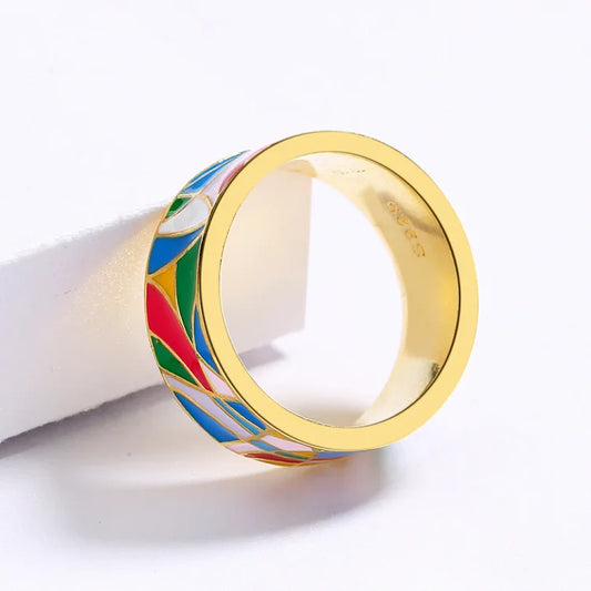 Goldener Ring mit buntem Emaille-Muster, modisches Schmuckstück, Unisex-Design.