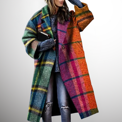 Frau in buntem karierten Mantel, Herbstmode, lässiger Stil, Wollmantel, modisch.