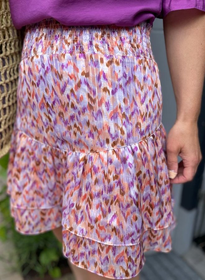 Lila gemusterter Rock aus leichtem Stoff, Damenmode, Sommerkleidung, Freizeitoutfit.