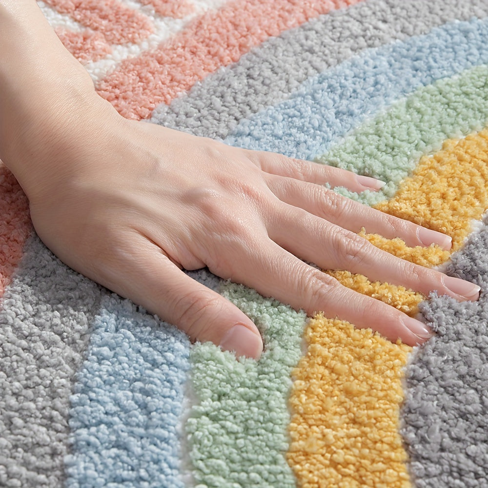 Hand auf buntem, weichem Teppich, pastellfarben, flauschig, Heimdekoration, Nahaufnahme.