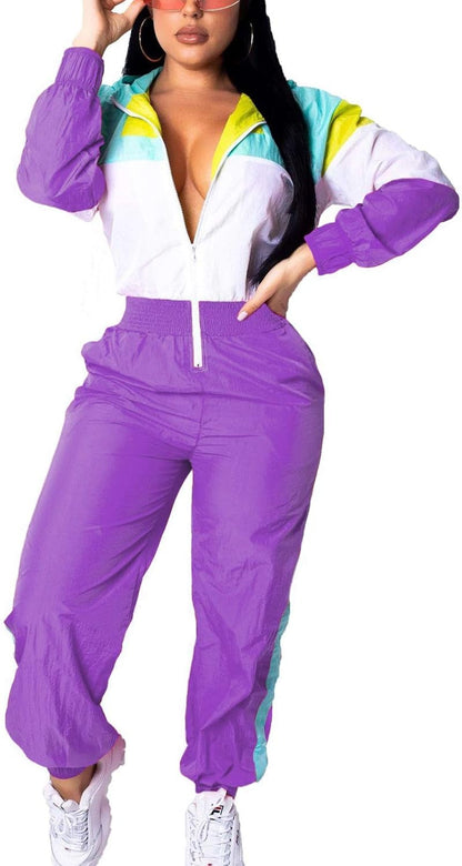 Frau in lila Trainingsanzug mit Reißverschluss, bunte Jacke, sportlich, modisch, Freizeitkleidung.