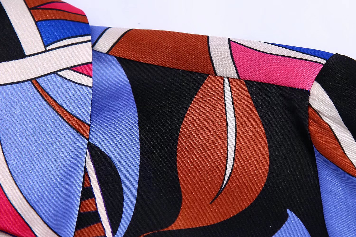 Abstraktes buntes Seidenkleid-Muster, geometrisches Design, Blau, Braun, Rosa, Schwarz.