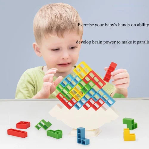 Junge spielt mit buntem Balance-Spielzeug aus Kunststoff, fördert Geschicklichkeit und Kreativität.