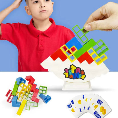 Junge spielt mit buntem Tetris-ähnlichem Balancespielzeug, pädagogisches Lernspiel.
