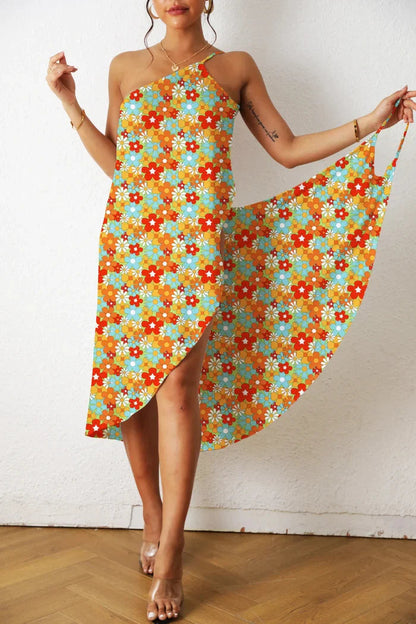 Frau im bunten, geblümten Sommerkleid mit asymmetrischem Schnitt, Holzfußboden, helle Wand.