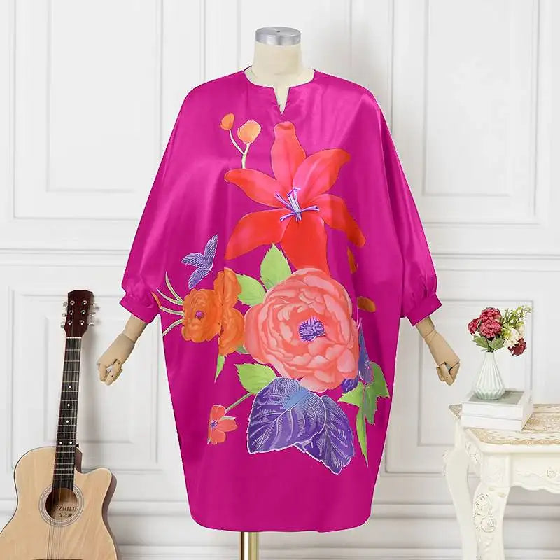 Pinke Kaftan-Kleid mit buntem Blumenmuster, Damenmode, elegantes Design, Freizeitkleidung.
