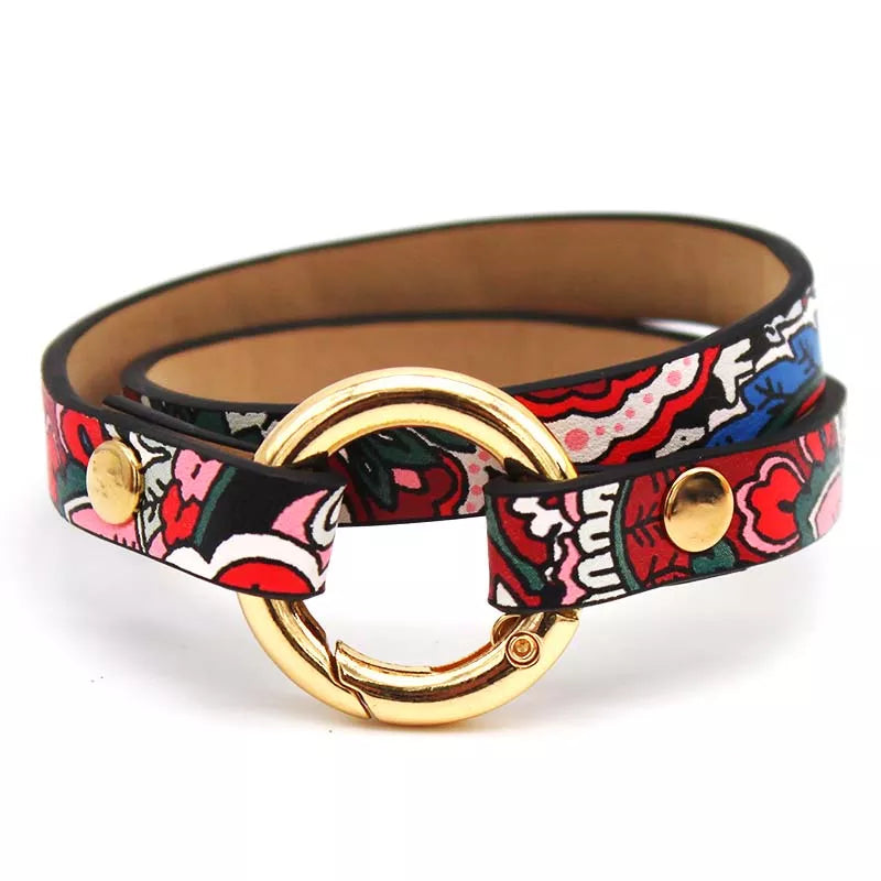 Buntes Lederarmband mit Blumenmuster und goldener Schnalle, modisches Accessoire für Damen.