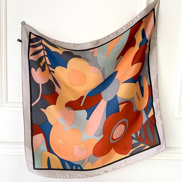 Buntes Seidentuch mit abstraktem Blumenmuster, quadratisch, modisches Accessoire.