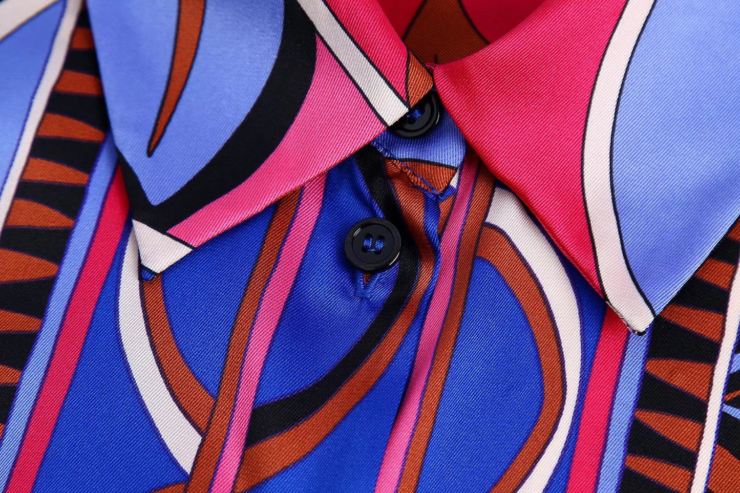 Buntes Hemd mit abstraktem Muster, Seide, blau-rosa, Knopfleiste, modisch, elegant.