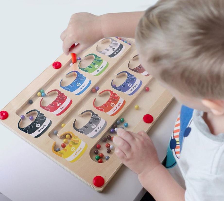 Kinderspielzeug aus Holz, farbige Murmeln, Lernspiel, Feinmotorik, pädagogisch, Montessori