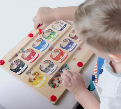 Kinderspielzeug aus Holz, farbige Murmeln, Lernspiel, Feinmotorik, pädagogisch, Montessori