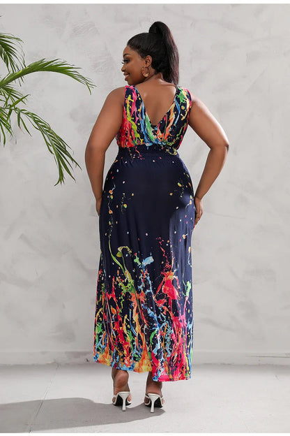 Frau im bunten Maxikleid mit abstraktem Muster, Rückansicht, Sommermode, Plus-Size, elegant.