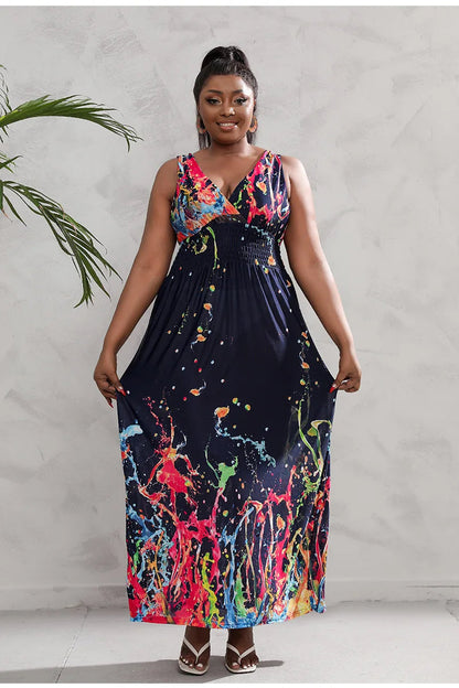Frau in langem, ärmellosem Kleid mit buntem Spritzmuster, Sommermode, Freizeitkleidung.